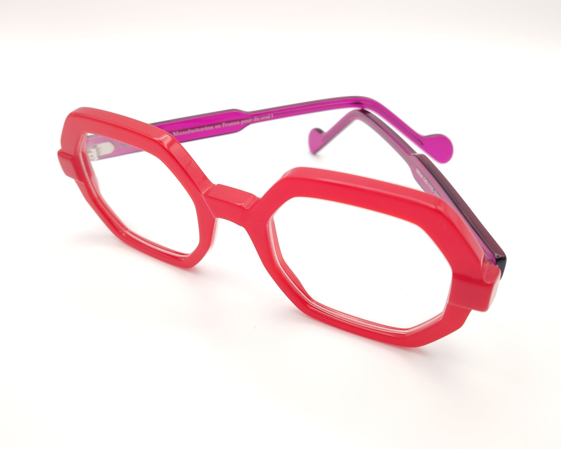 gafas graduadas de forma geométrica en rojo intenso con varillas moradas