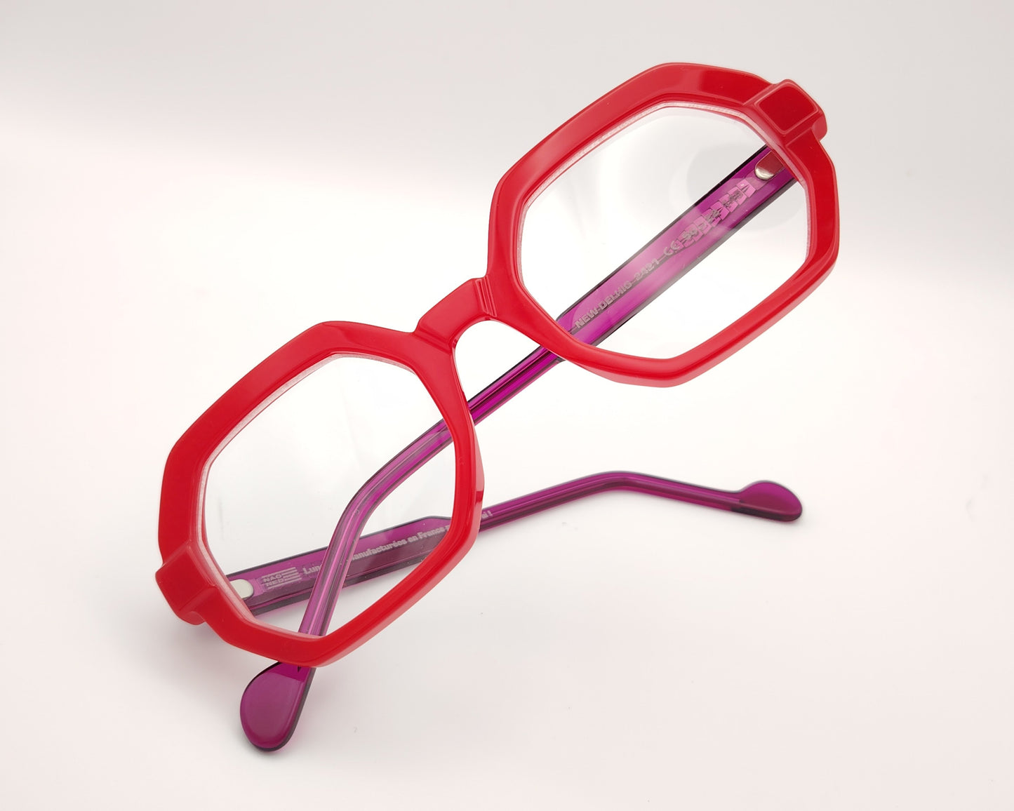 gafas graduadas de forma geométrica en rojo intenso con varillas moradas