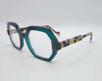 gafas geométricas verde translúcidas con varillas carey claras