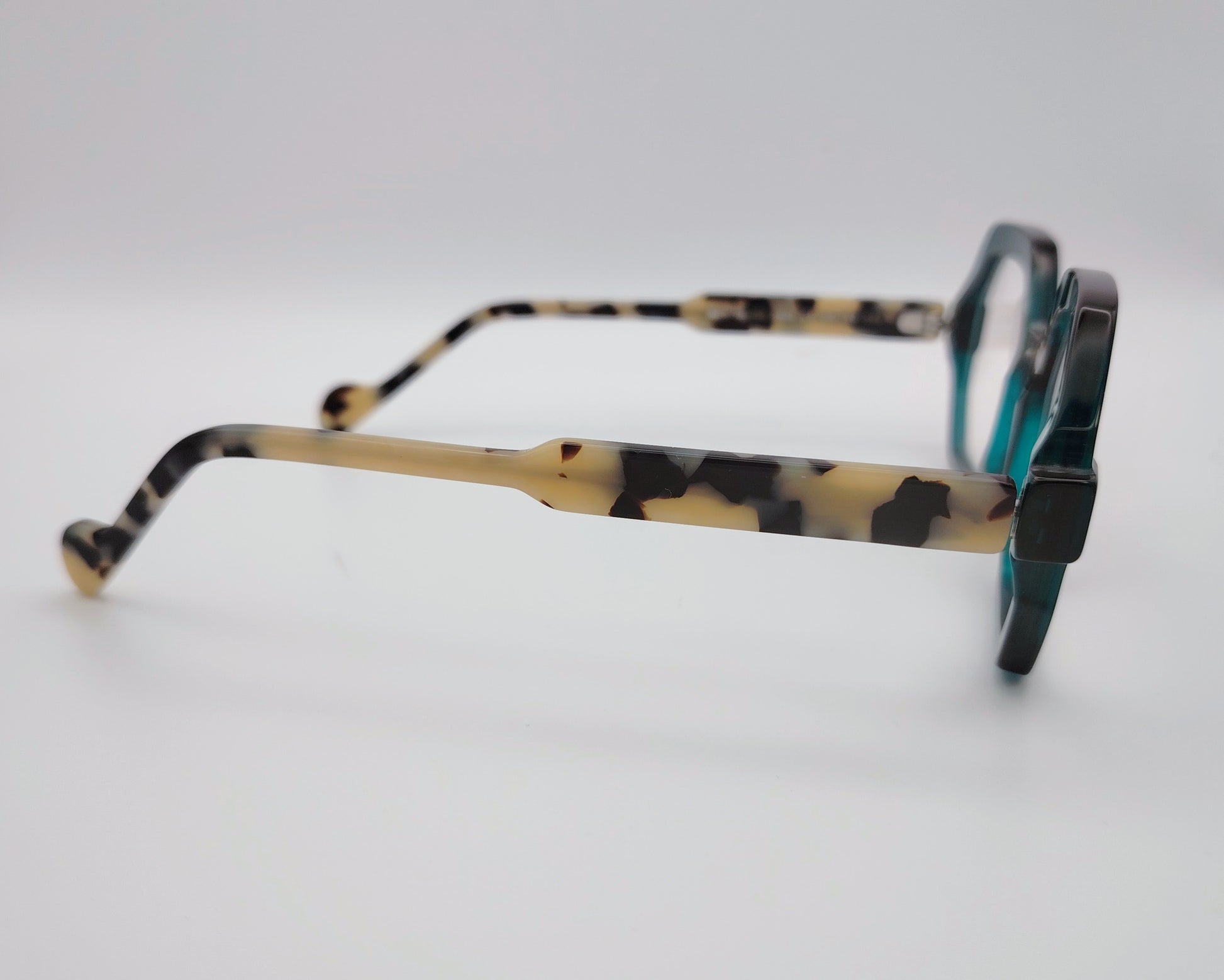 gafas geométricas verde translúcidas con varillas carey claras