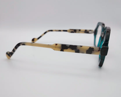 gafas geométricas verde translúcidas con varillas carey claras