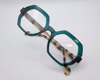 gafas geométricas verde translúcidas con varillas carey claras