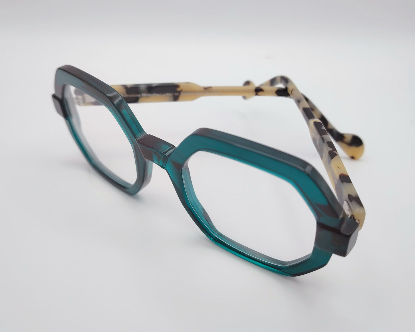 gafas geométricas verde translúcidas con varillas carey claras