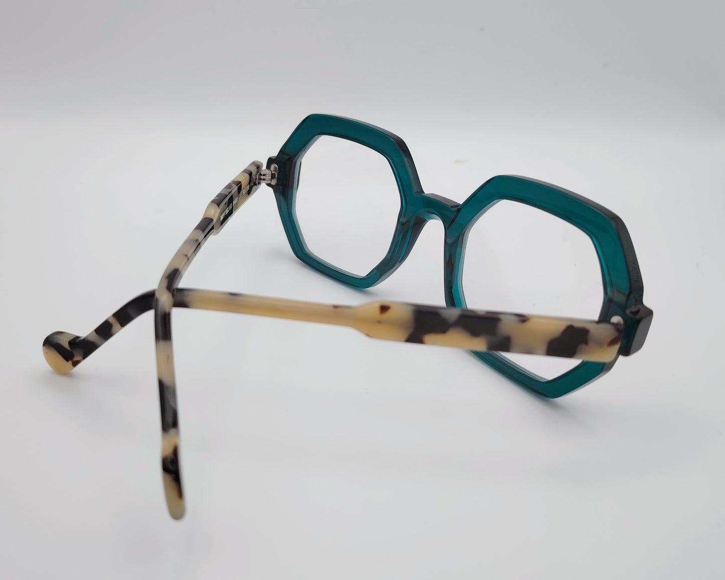 gafas geométricas verde translúcidas con varillas carey claras