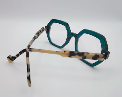 gafas geométricas verde translúcidas con varillas carey claras