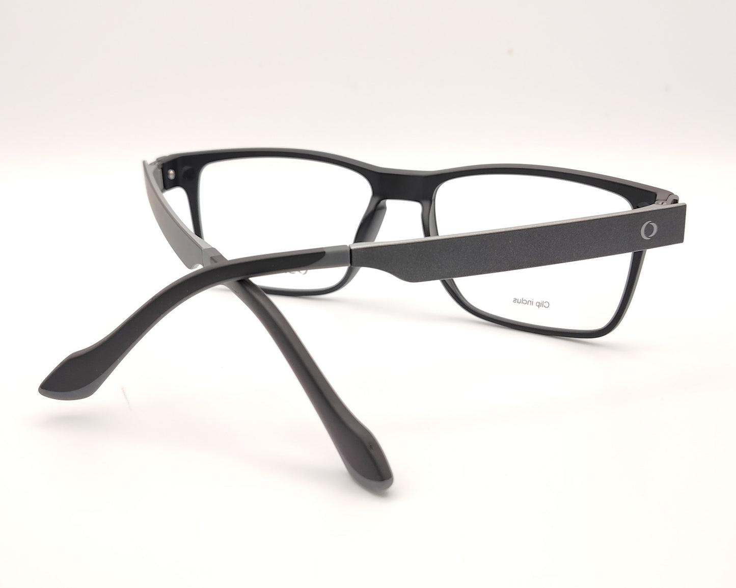gafas de pasta en pasta negro mate  con dos clips, uno de sol polarizado y otro amarillo
