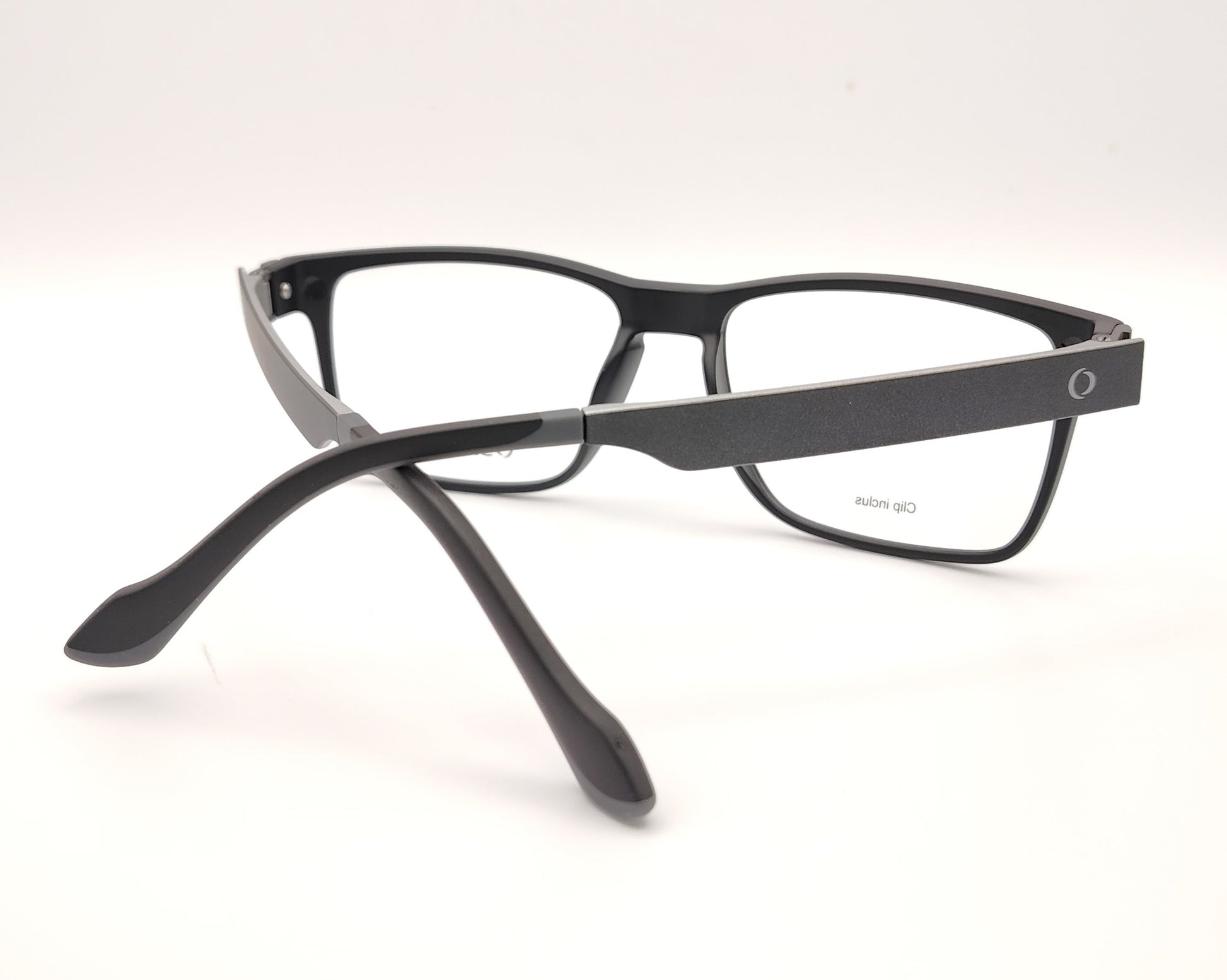 gafas de pasta en pasta negro mate  con dos clips, uno de sol polarizado y otro amarillo