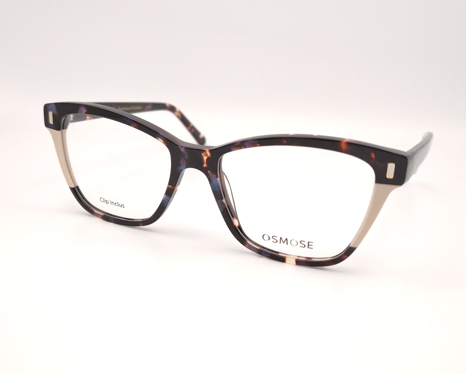 gafas de carey con detalles claros y dos clips solares, uno marrón y otro azul degradado