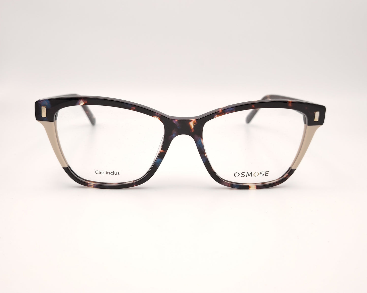 gafas de carey con detalles claros y dos clips solares, uno marrón y otro azul degradado
