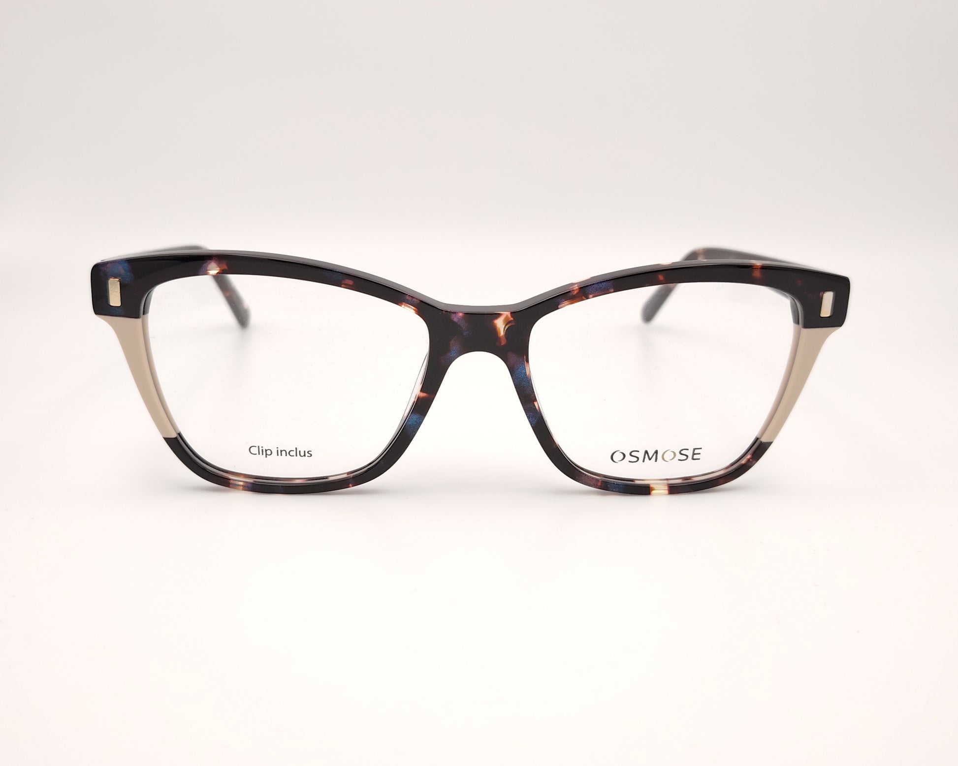 gafas de carey con detalles claros y dos clips solares, uno marrón y otro azul degradado