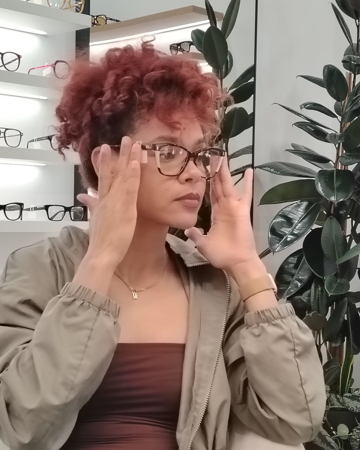 gafas de carey con detalles claros y dos clips solares, uno marrón y otro azul degradado