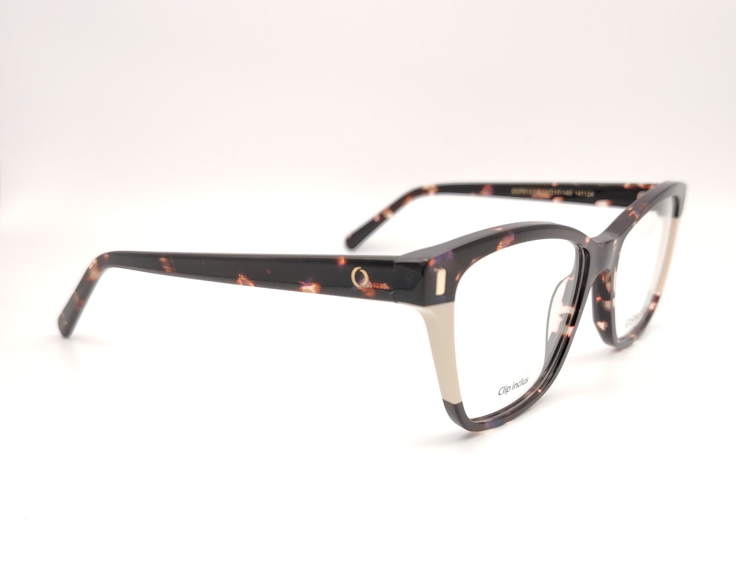 gafas de carey con detalles claros y dos clips solares, uno marrón y otro azul degradado