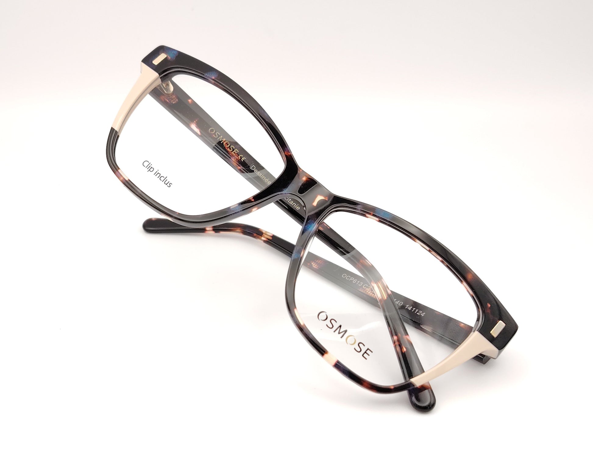 gafas de carey con detalles claros y dos clips solares, uno marrón y otro azul degradado
