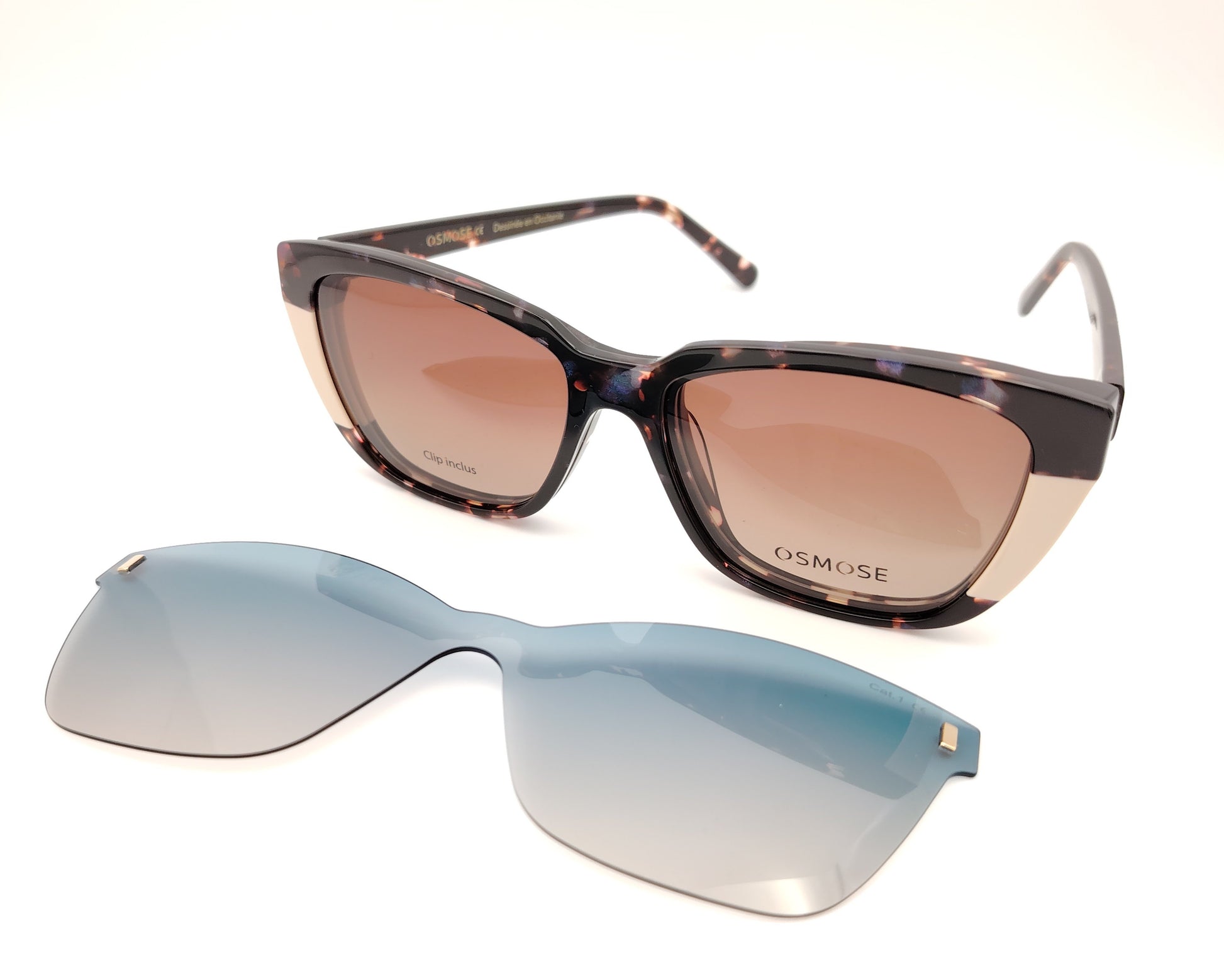 gafas de carey con detalles claros y dos clips solares, uno marrón y otro azul degradado