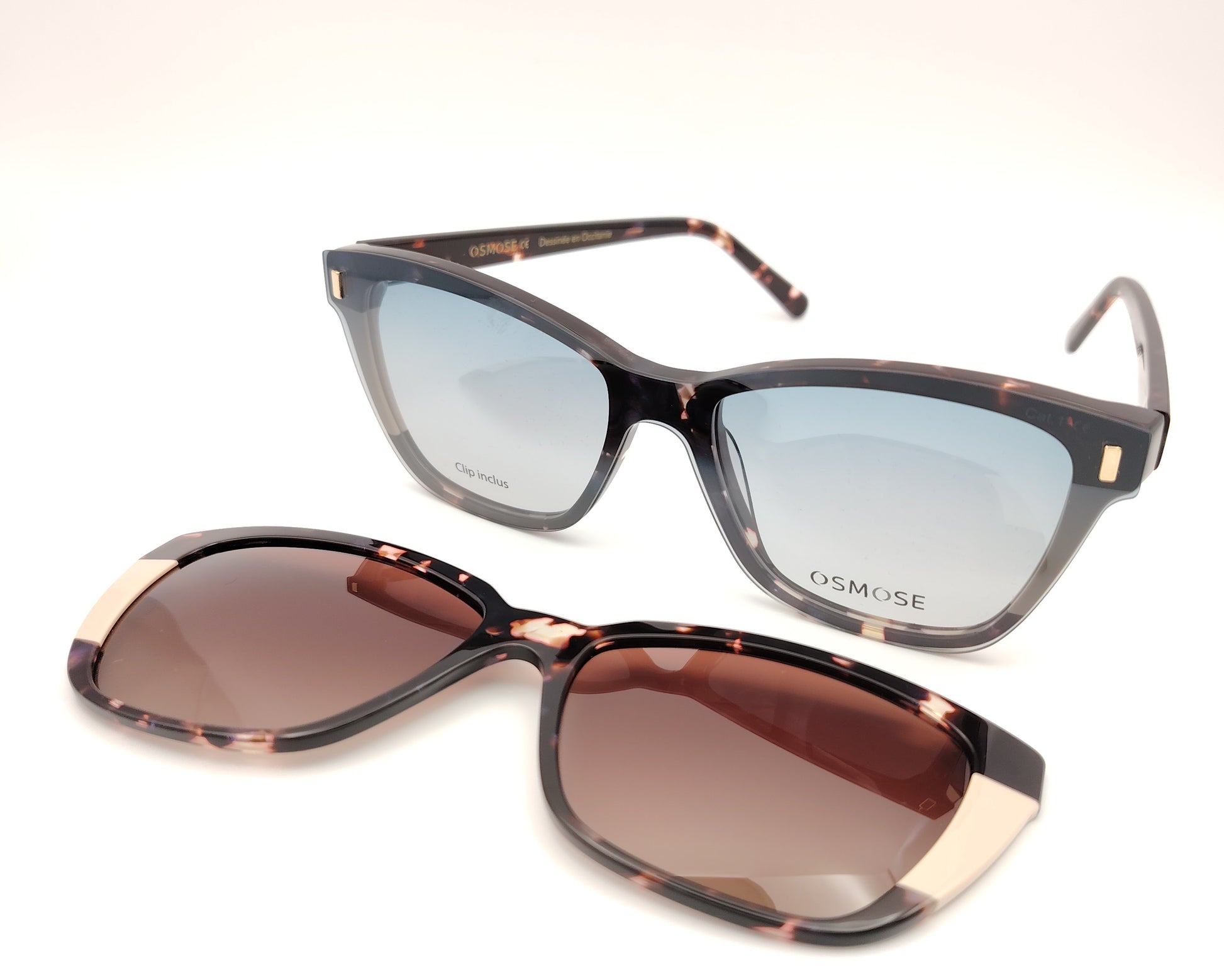 gafas de carey con detalles claros y dos clips solares, uno marrón y otro azul degradado