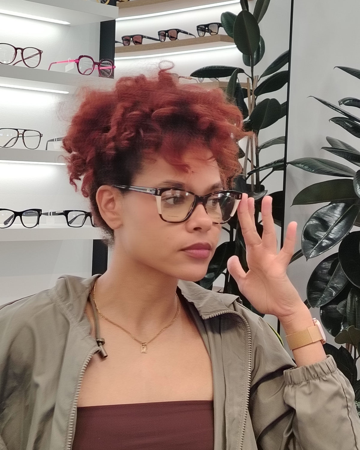 gafas de carey con detalles claros y dos clips solares, uno marrón y otro azul degradado
