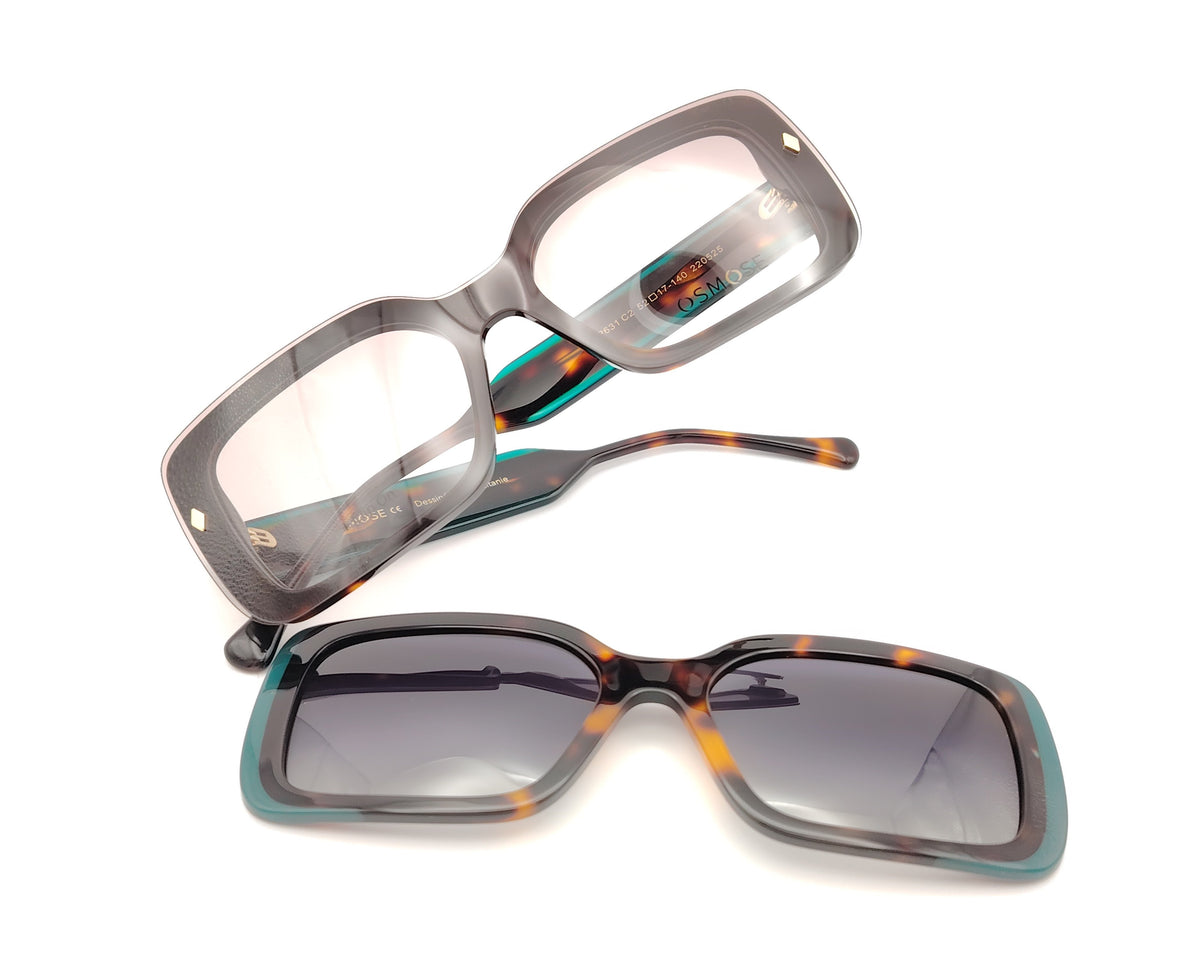 gafas de pasta en color carey con detalles en verde y dos clips solares polarizados
