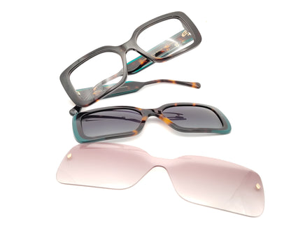 gafas de pasta en color carey con detalles en verde y dos clips solares polarizados