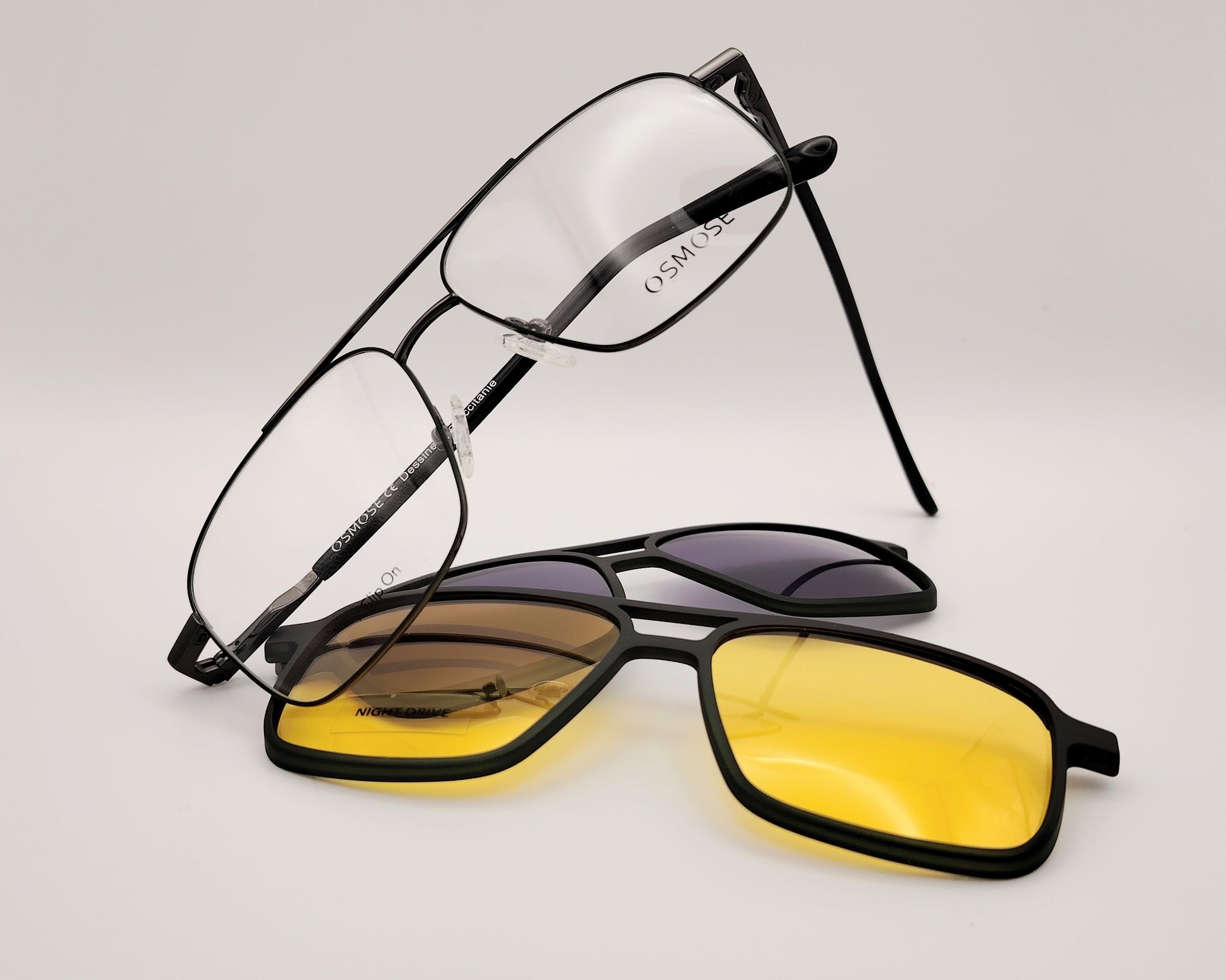 gafas de metal rectangular con doble puente en negro con dos clips, uno polarizado y otro amarillo