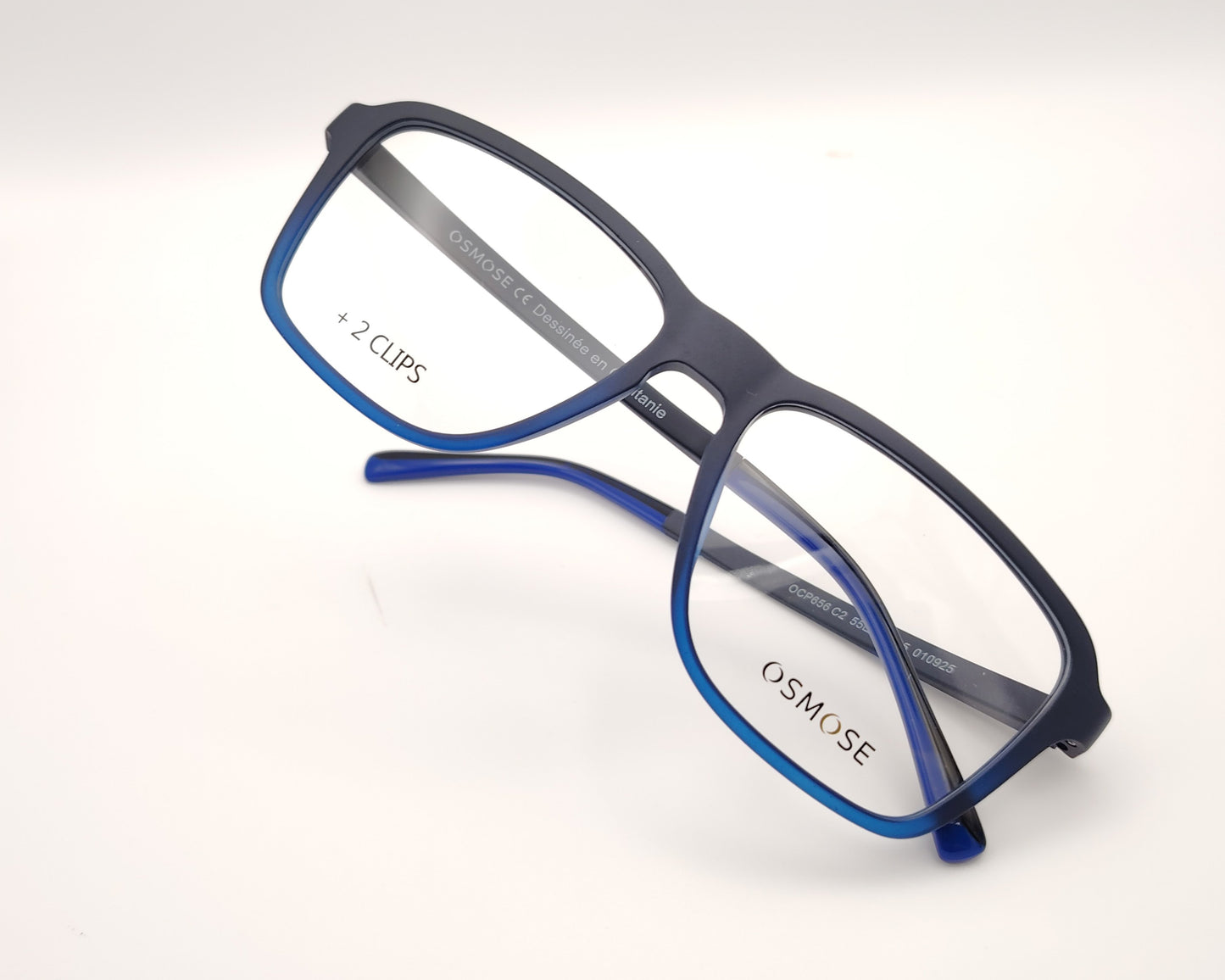 gafas de pasta en pasta azul mate degradado con dos clips, uno de sol polarizado y otro amarillo