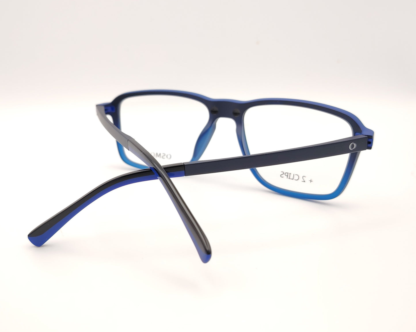 gafas de pasta en pasta azul mate degradado con dos clips, uno de sol polarizado y otro amarillo