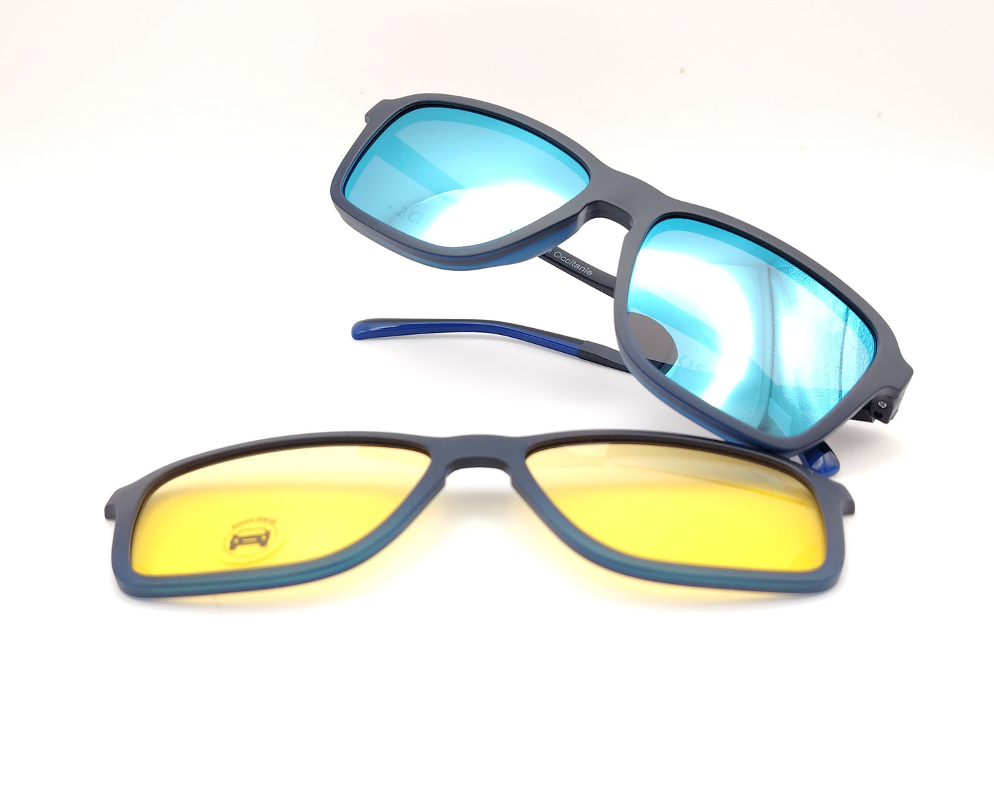 gafas de pasta en pasta azul mate con dos clips, uno de sol polarizado y otro amarillo