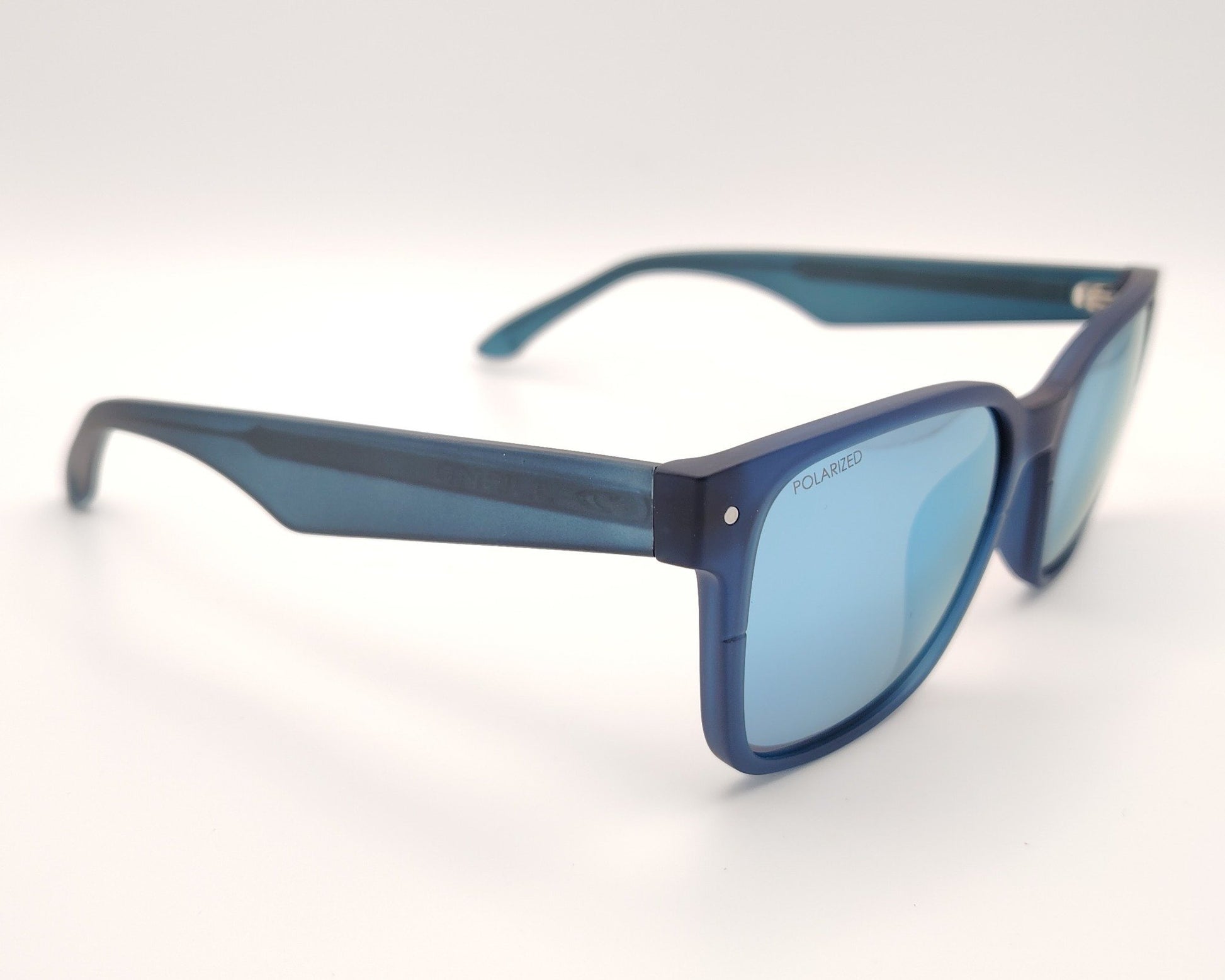 gafas de sol con montura azul mate y lentes polarizadas espejadas en azul claro