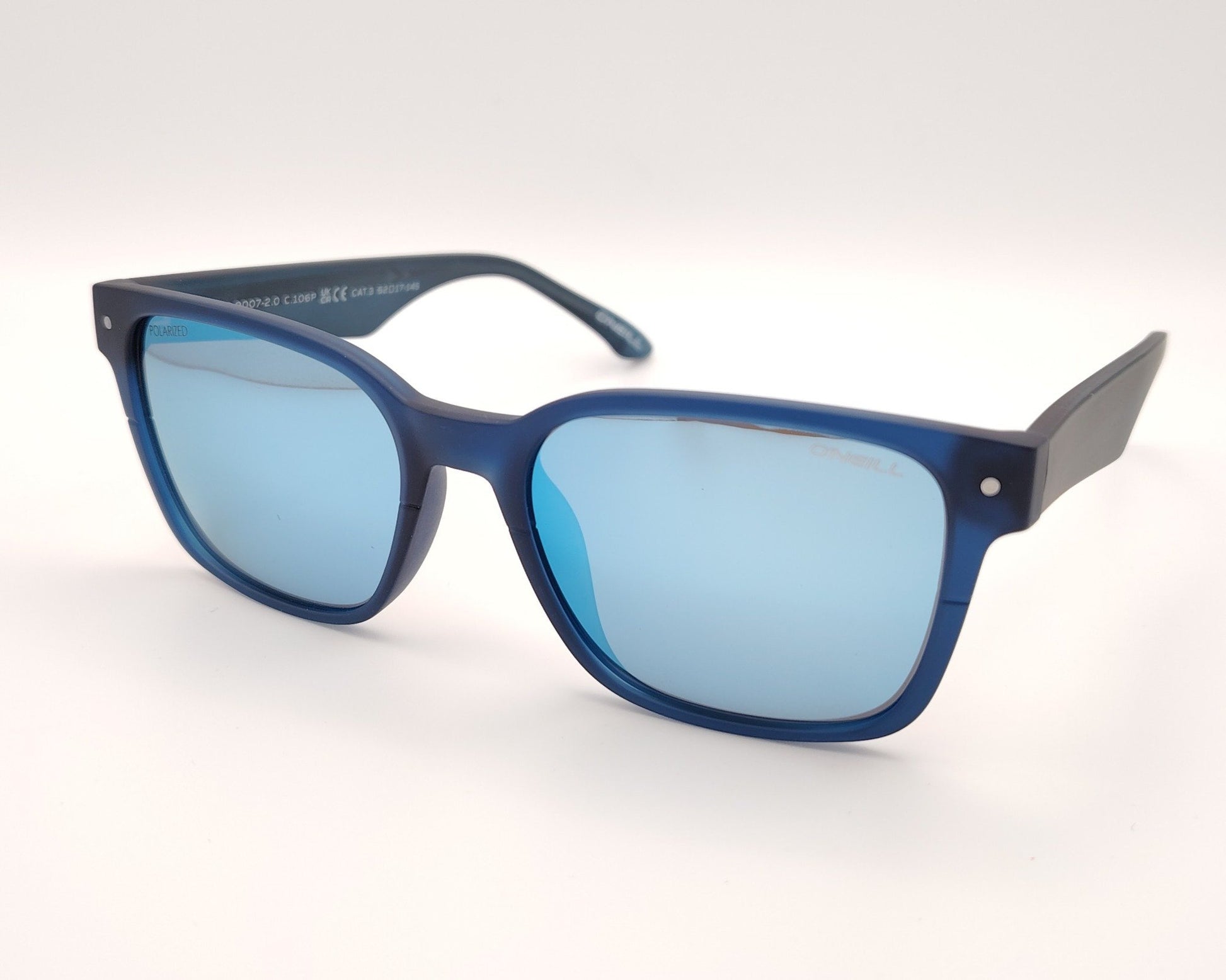 gafas de sol con montura azul mate y lentes polarizadas espejadas en azul claro