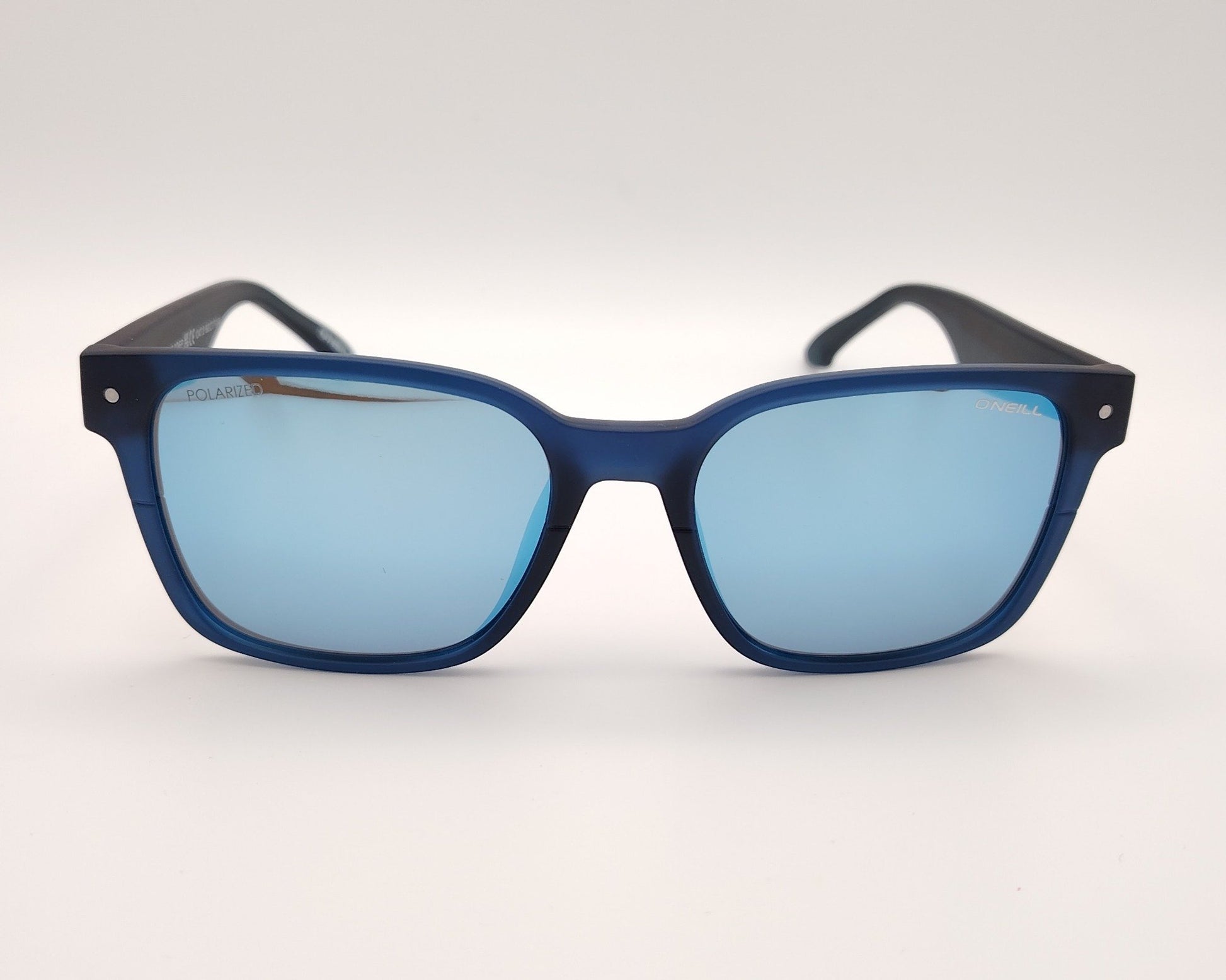 gafas de sol con montura azul mate y lentes polarizadas espejadas en azul claro