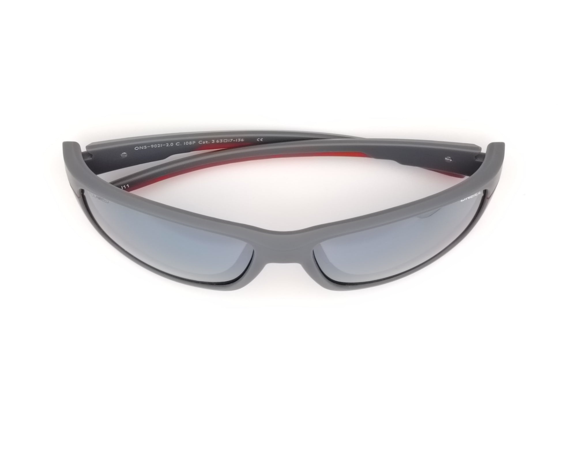 o neill ons 9021 108p gafas de sol envolventes de pasta en color gris mate con detalles en rojo, lentes polarizadas en espejo plata