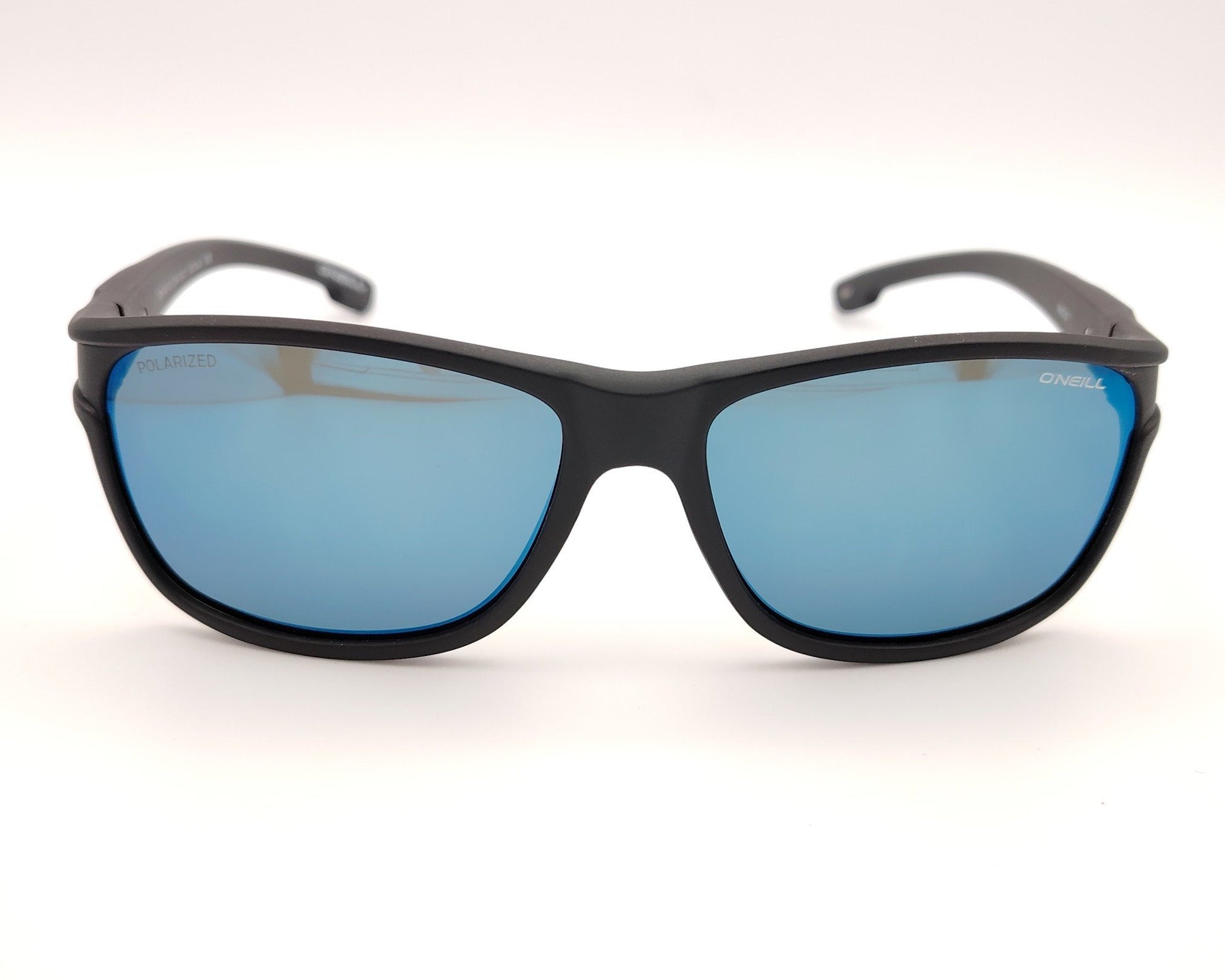 gafas de sol deportivas con montura negra mate y lentes polarizadas espejadas en azul
