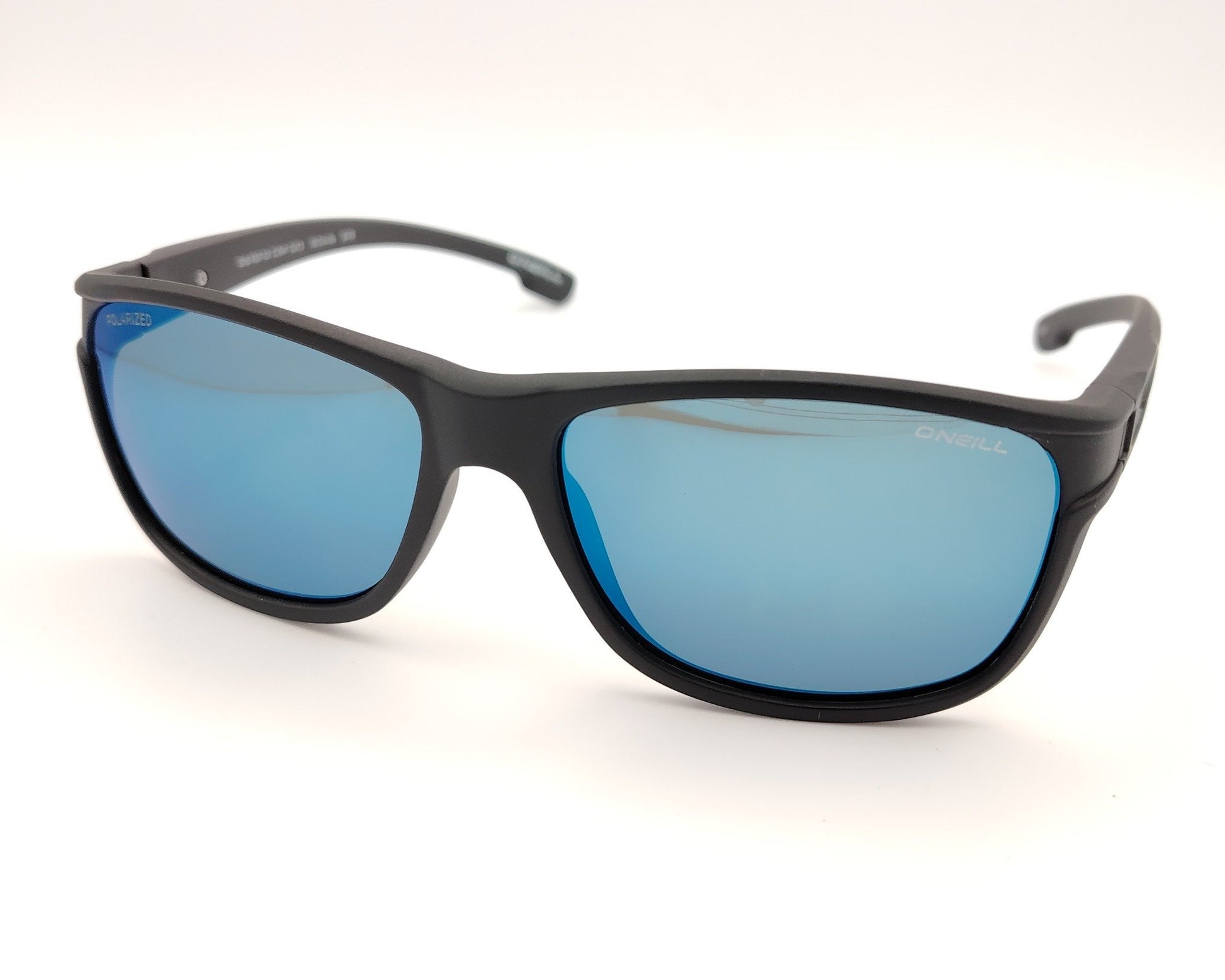 gafas de sol deportivas con montura negra mate y lentes polarizadas espejadas en azul