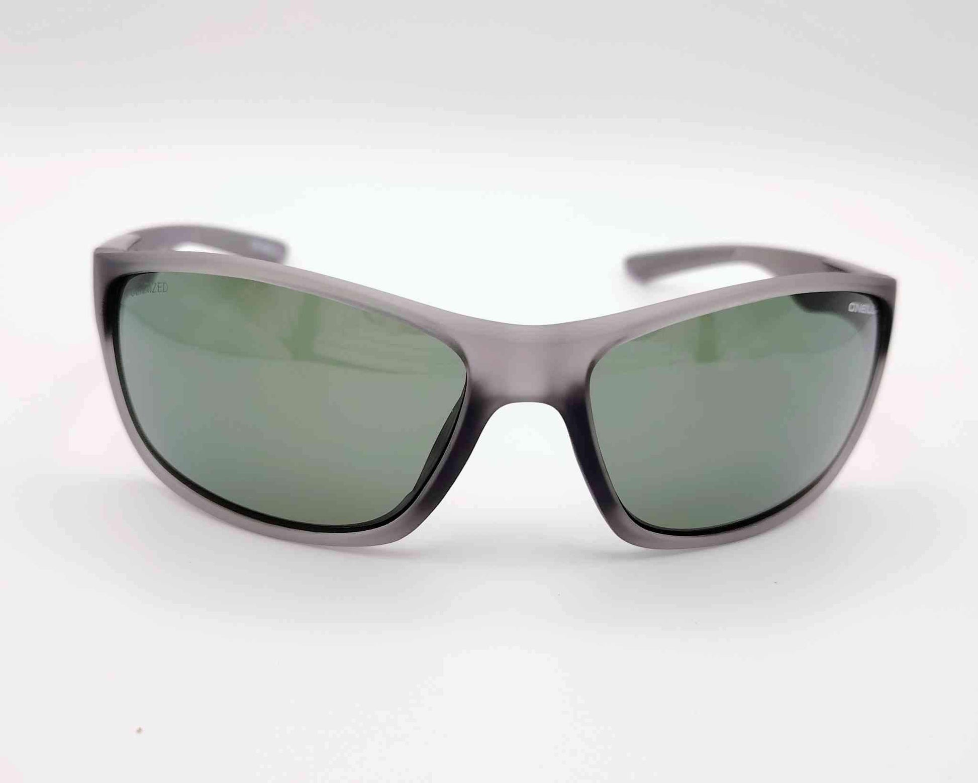 gafas de sol deportivas con montura gris translúcida y lentes polarizadas en color verde con espejo plata