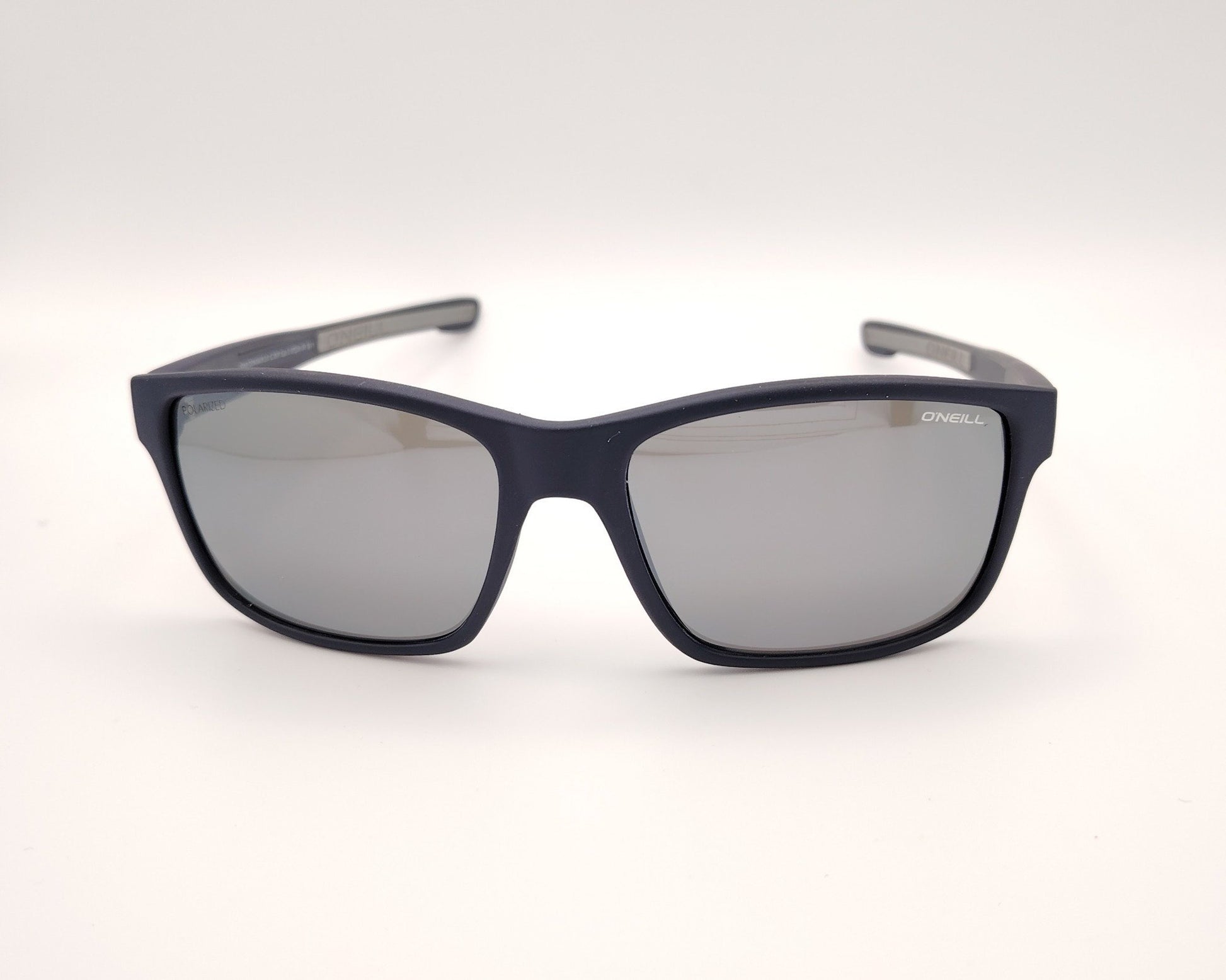 gafas de sol deportivas con montura azul mate y lentes polarizadas espejadas en plata