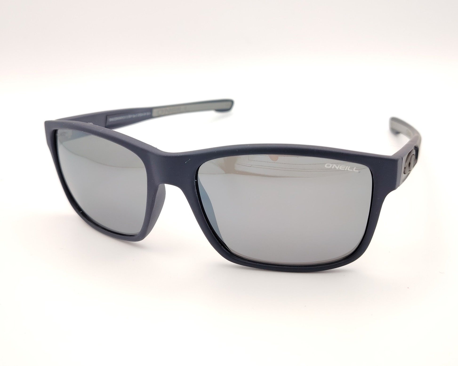 gafas de sol deportivas con montura azul mate y lentes polarizadas espejadas en plata