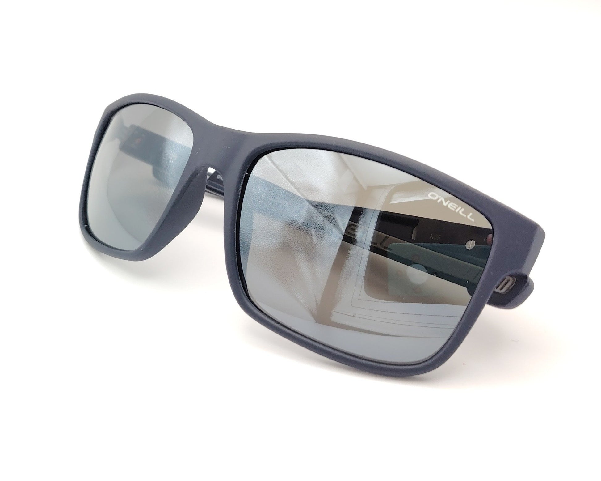 gafas de sol deportivas con montura azul mate y lentes polarizadas espejadas en plata