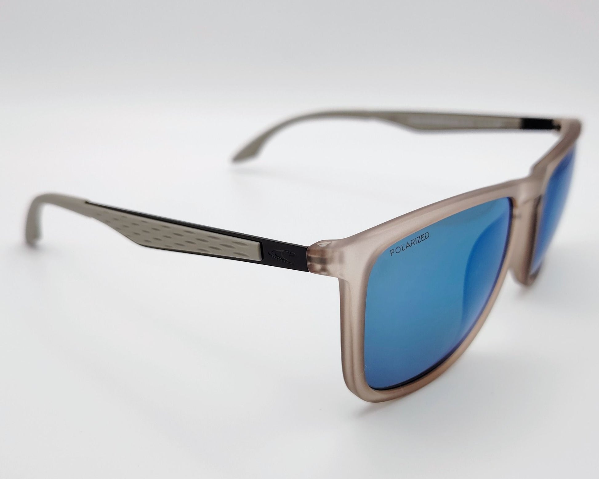 gafas de sol con montura gris translúcida y lentes polarizadas espejadas en azul