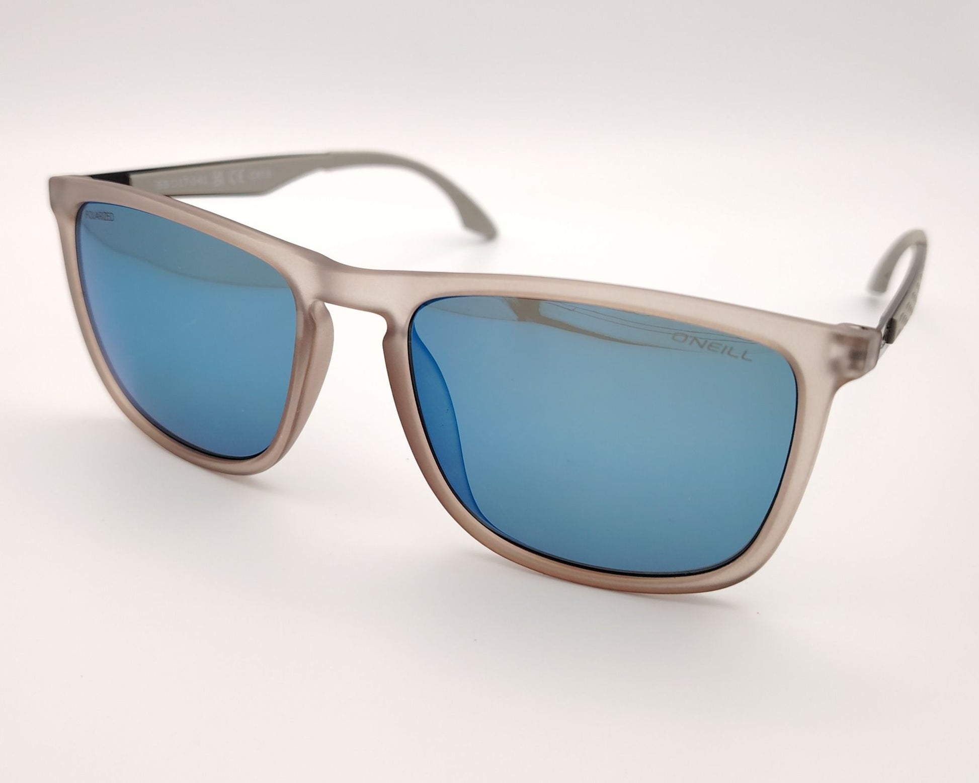 gafas de sol con montura gris translúcida y lentes polarizadas espejadas en azul