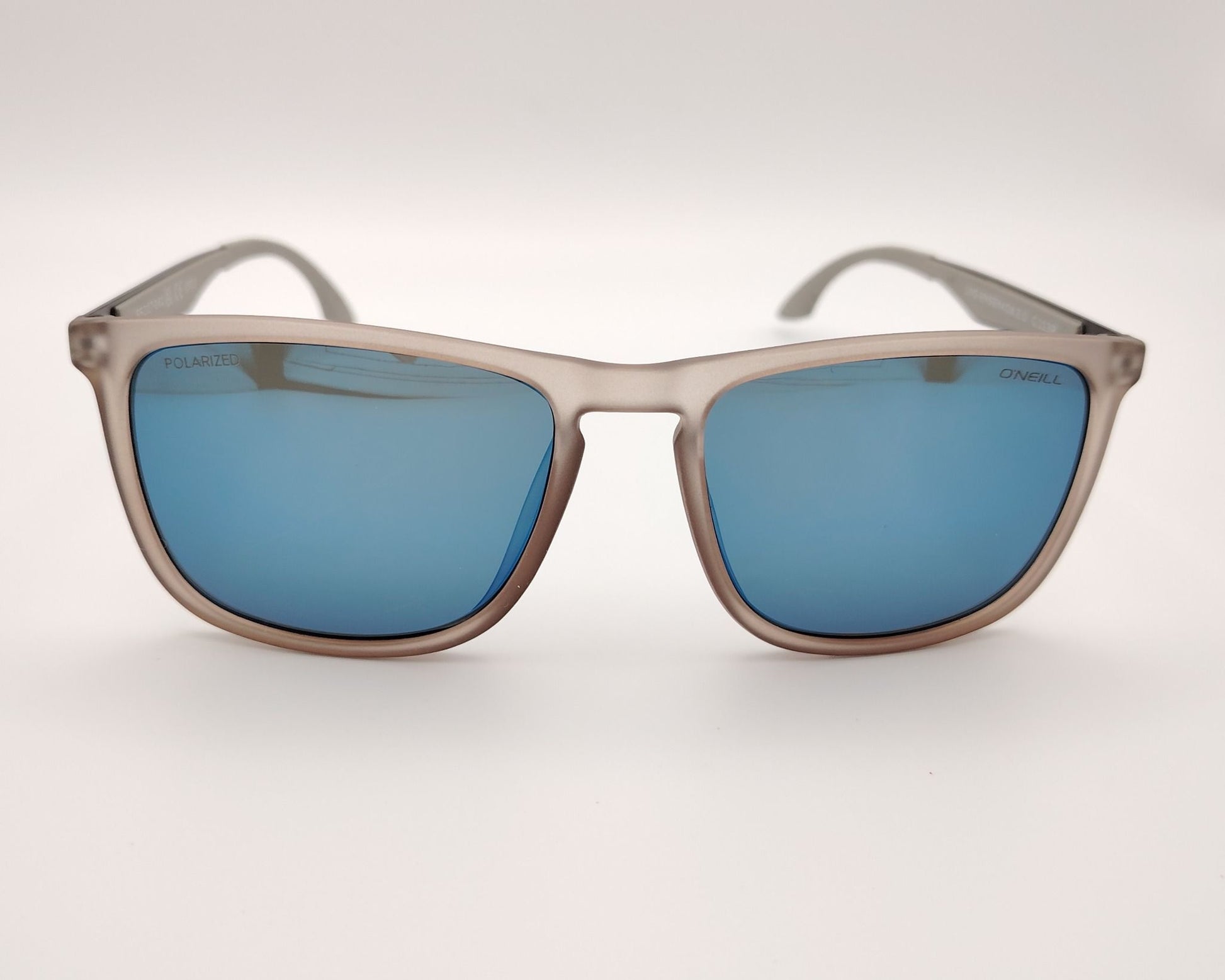 gafas de sol con montura gris translúcida y lentes polarizadas espejadas en azul