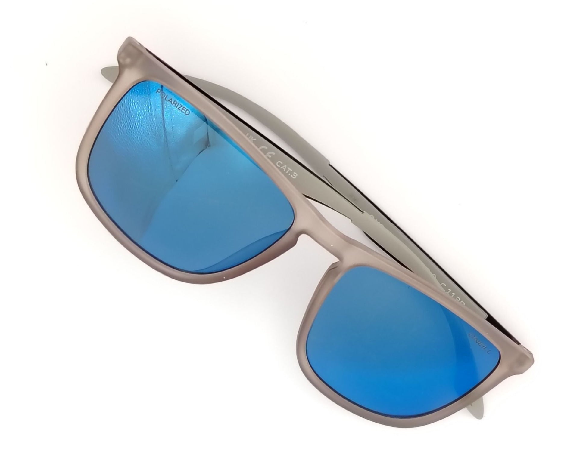 gafas de sol con montura gris translúcida y lentes polarizadas espejadas en azul