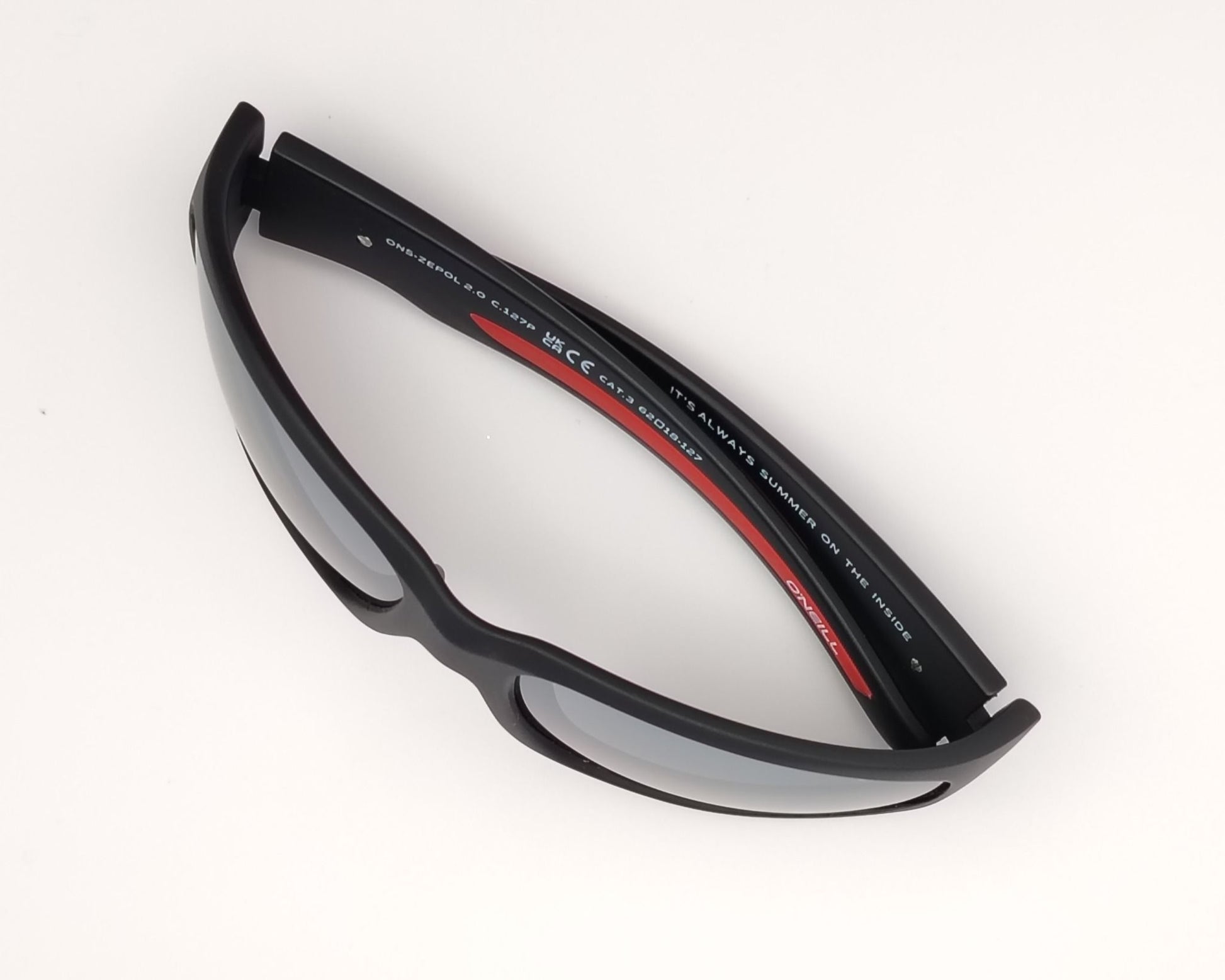 gafas de sol deportivas con montura negra mate, detalles en rojo y lentes polarizadas espejadas en plata