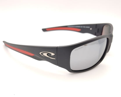 gafas de sol deportivas con montura negra mate, detalles en rojo y lentes polarizadas espejadas en plata