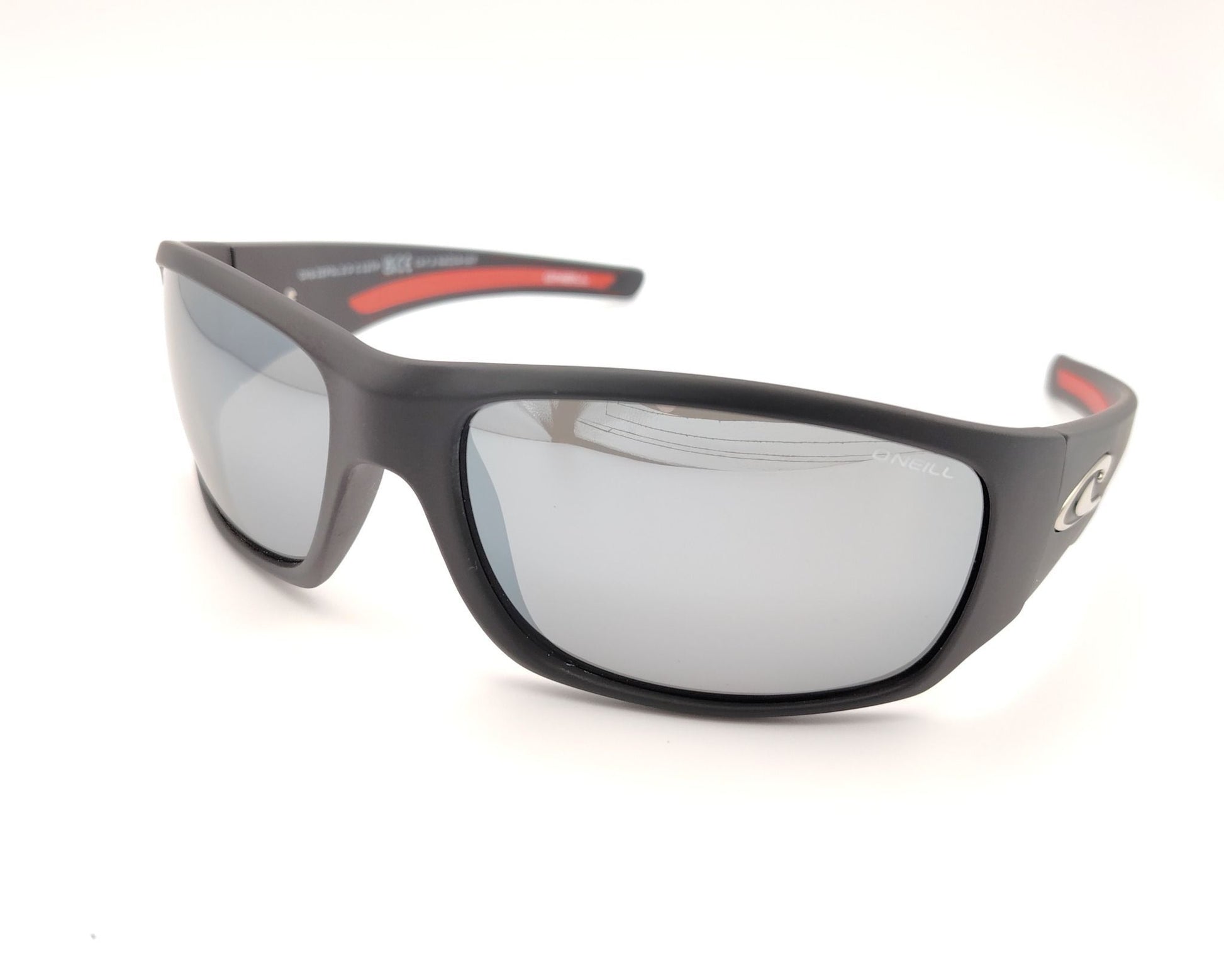 gafas de sol deportivas con montura negra mate, detalles en rojo y lentes polarizadas espejadas en plata