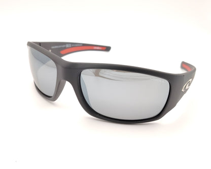 gafas de sol deportivas con montura negra mate, detalles en rojo y lentes polarizadas espejadas en plata