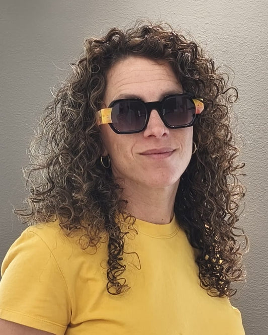 gafas de sol de pasta negra con talones y varillas multicolor