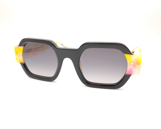 gafas de sol cuadradas negras con varillas de colores pastel y lentes oscuras

