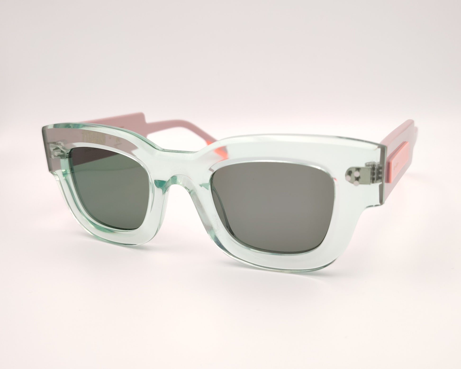 gafas de sol paname brendon c3 verde agua con varillas rosa pastel y lentes oscuras

