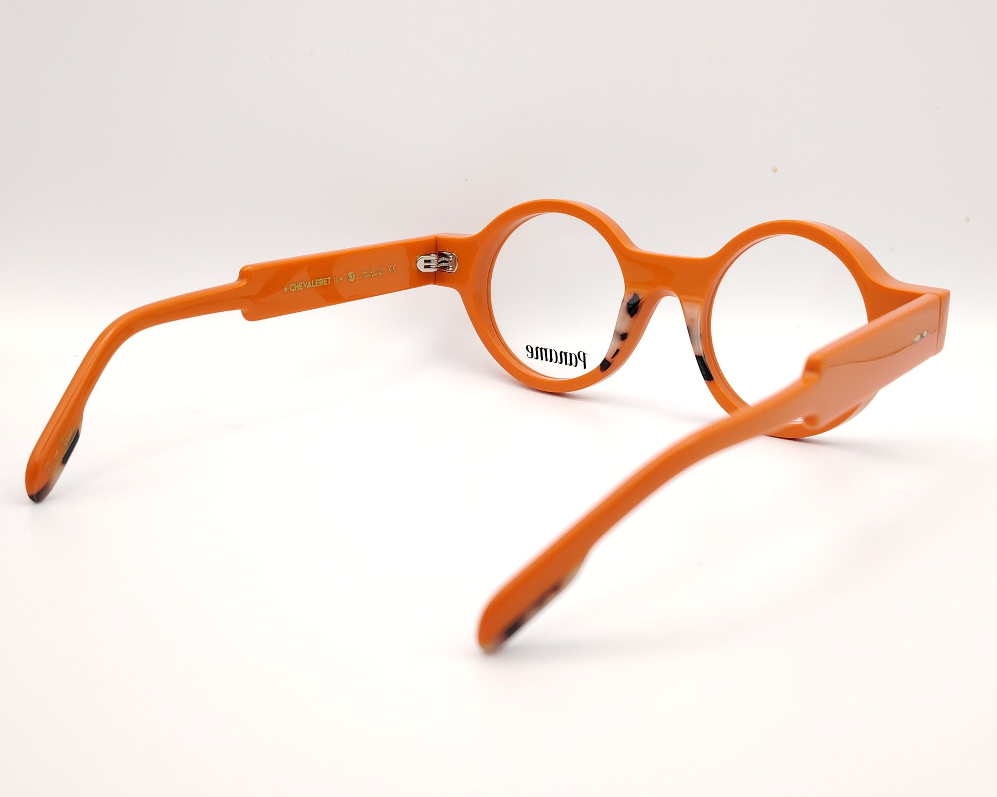 gafas redondas de acetato naranja con detalle dorado en la patilla y frontal grueso