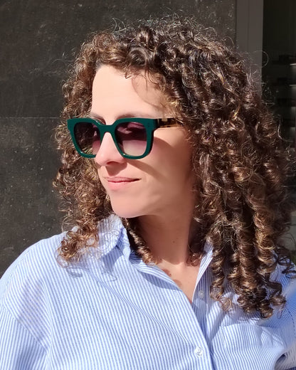 persona con gafas de sol verde oscuro con varillas carey y lentes degradadas