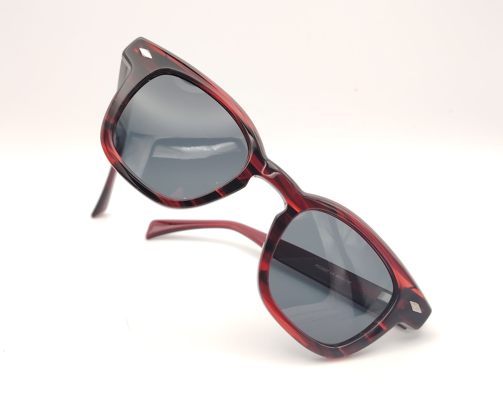 gafas de sol de acetato en negro y rojo jaspeado con lentes polarizadas para caras pequeñas
